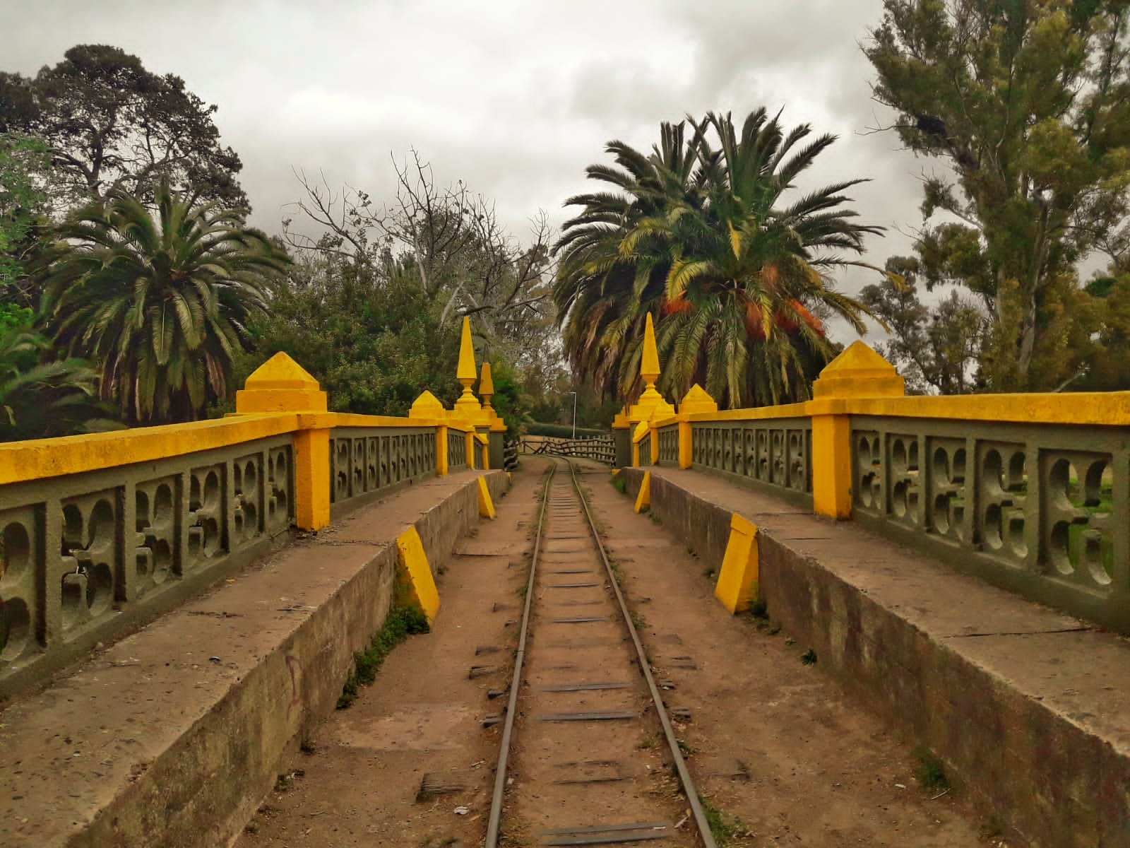 puente con pasamanos amarillo